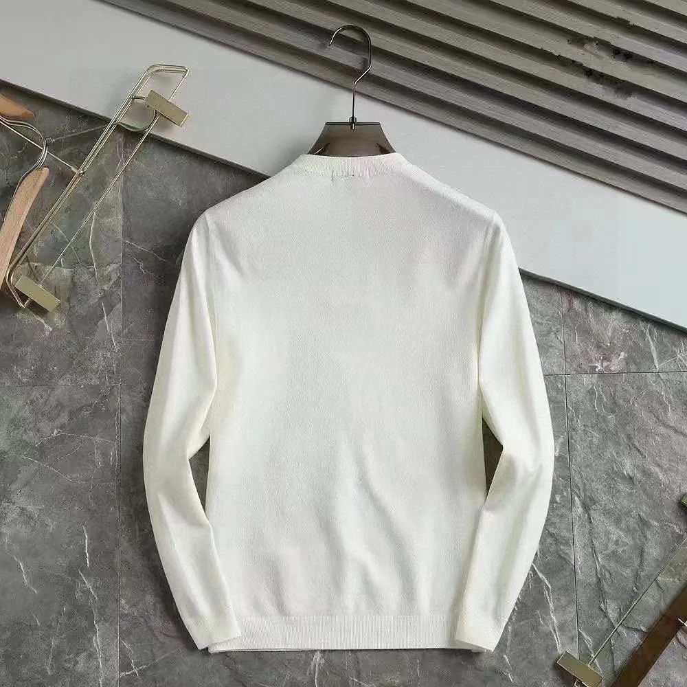 🅿️240 【LV Louis Vuitton】Autumn and winter classic round neck pullover sweater, in full condition! ! ! Wool blended fabric, the latest model in 2025, golden ratio! ! Slim-fitting soft gold, versatile and practical item, the combination and practicality are extremely powerful, simple and elegant, and classy! To create your own style, it is highly recommended to buy it in two colors. The standard slim fit tailoring process is suitable for both young and old men. It is knitted from wool and will not cause any discomfort! While keeping warm, it is stylish, textured and wearable, and the classic logo with contrasting colors on the chest feels in place! ! Recommended for regular customers! ! Size M-3XL (maximum wear: 190 pounds)